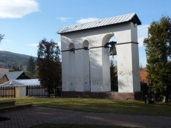 dzwonnica przy cerkwi - murowana, parawanowa.