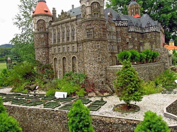 KOWARY - Park Miniatur Zabytków Dolnego Śląska - Zamek „Książ” jest największym tego typu obiektem na Dolnym Śląsku a trzecim w Polsce. Na przełomie pięciu wiek