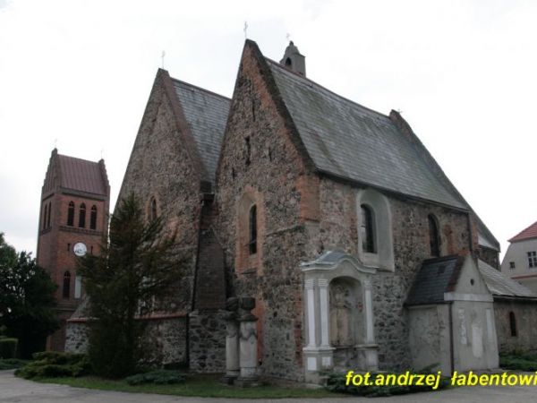 KOŚCIÓŁ ZBUDOWANY GŁÓWNIE Z KAMIENIA POLNEGO - NADAJE ŚWIATYNI SUROWY WYRAZ