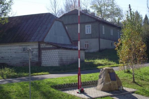 w hołdzie dla ofiar tragedii pod Smoleńskiem,która miała miejsce 10 kwietnia 2010r. : głaz z pamiątkową tablicą poświęconą ofiarom katastrofy lotniczej.