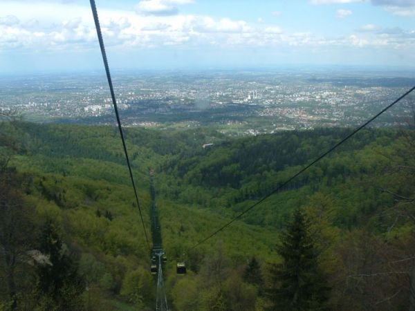 Widok na Bielsko-Białą z wagonika kolejki gondolowej na Szyndzielnię