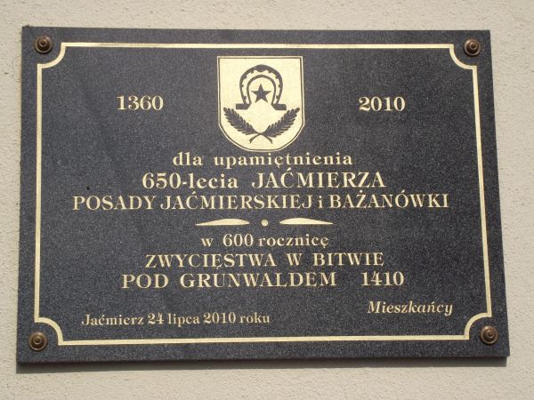 na symbolicznym zwalisku kamiennym - na cokole pomnika z krzyżem i orłem z kajdan uwolnionym i do lotu się zrywającym - do wolności i niepodległości : tablica i