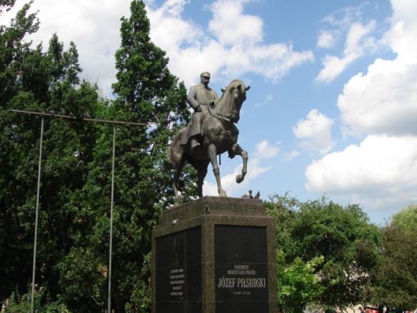 Pomnik Marszalka Jozefa Pilsudskiego na Placu Litewskim.