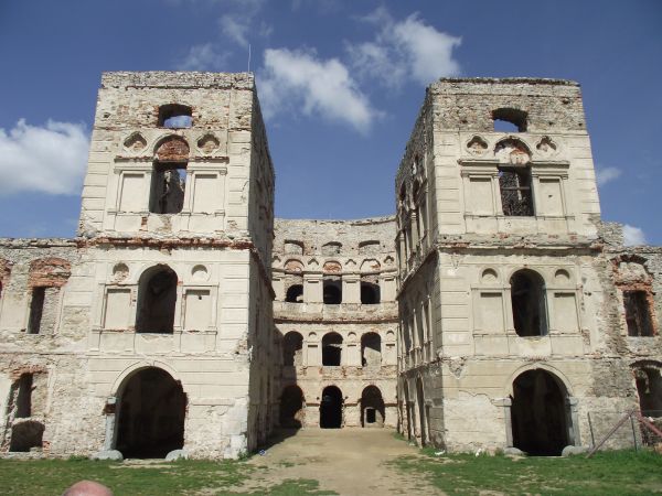 Zamek w Ujeździe jest jedną z największych ruin europejskich - ale co warto podkreślić : Krzyżtopór jest najpiękniejszy !