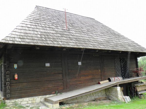 Unikatowy w skali światowej zespół kościelno-plebański .  Drewniany kościół parafialny pw. Wszystkich Świętych powstał w XV lub XVI  wieku . Umieszczony na liśc