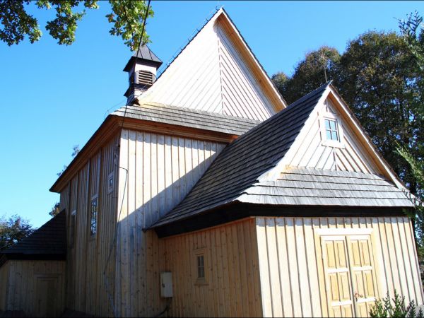 Dawny kościół rzymskokatolicki pw. Objawienia Pańskiego (Trzech Króli), zbudowany w 1754 r. Według tradycji kościół został zakupiony i przeniesiony z Narola.