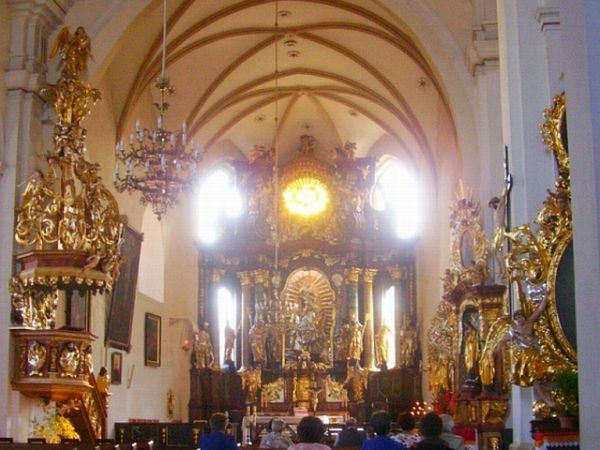 Główna nawa - przygotowania do święta Patronki tego kościoła 15 sierpnia.