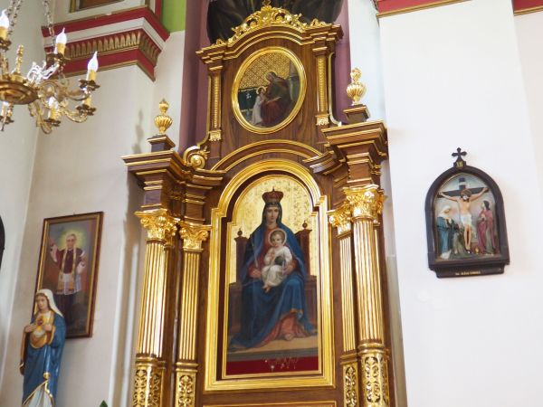 ołtarz boczny - po lewej,wyżej polichromia ścienna przedstawia św. Maksymiliana Kolbe i jego nr obozowy.