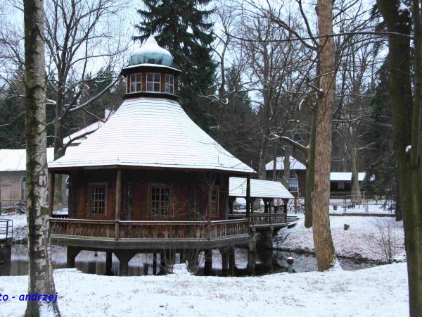 W POBLIŻU JEST KILKA ŹRÓDEŁ. NA BAZIE JEDNEGO ZNICH   POWSTAŁ STAW NA ŚRODKU KTÓREGO  NA PALACH ZBUDOWANO W 1674r. DOMEK