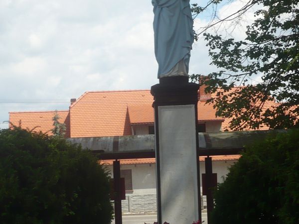 Obok  kościoła  figura  Matki  Bożej