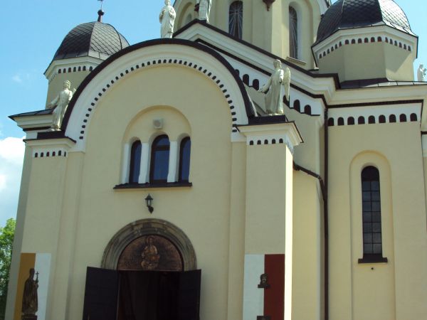 cerkiew pw. Zaśnięcia NMP, wzniesiona w 1888r., bryła świątyni na wzór bizantyjskiego soboru. Po wojnie do dziś użytkowana jako kościół.