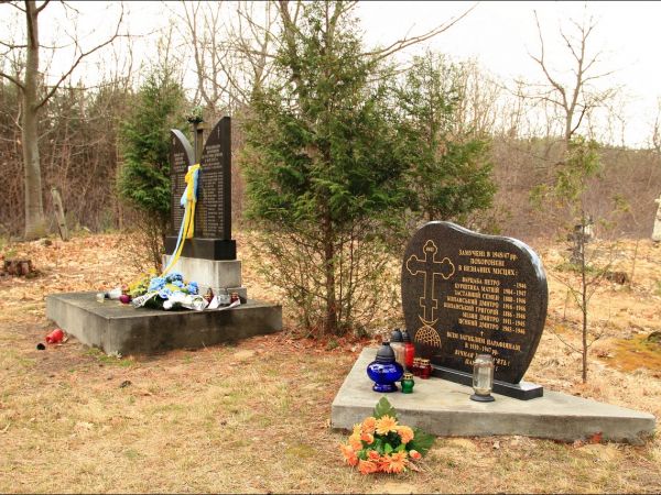 Stary cmentarz greckokatolicki przy cerkwi w Mołodyczu. Obecnie używany sporadycznie .