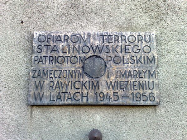 Tablica na murze więziennym ZK.