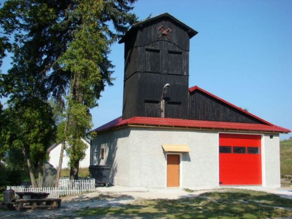 Remiza strażacka OSP - dawniej.  Dziś obiekt nieciekawy, brak dominującej wieży dla węży strażackich.