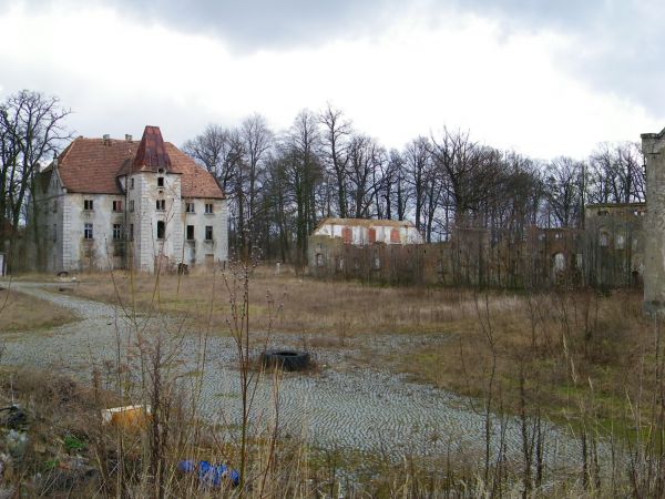 prawie w całości brakuje wiaty obory stodoły jednej i drugiej kilka komórek