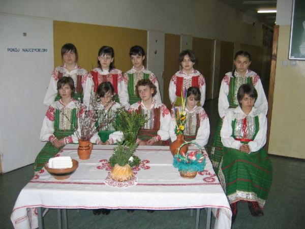 Dziewczęta w strojach kurpiowskich