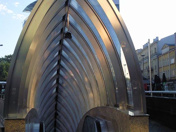 Sosnowiec. Wejście na schody ruchome na Placu Stulecia