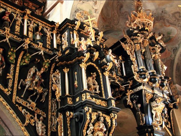 Bazylika Zwiastowania NMP w Leżajsku – wzniesiona w miejscu, gdzie według tradycji ukazała się w 1590 roku Tomaszowi Michałce Matka Boska. Sprawują nad nią opie