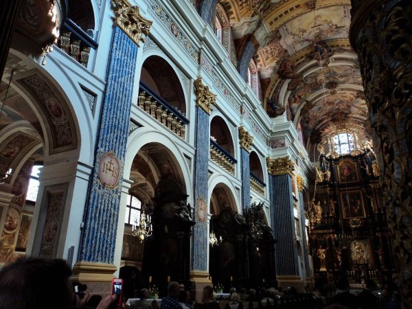 Sanktuarium Maryjne wewnątrz 2011-04-25