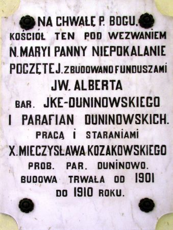 Tablica pamiątkowa w kościele.