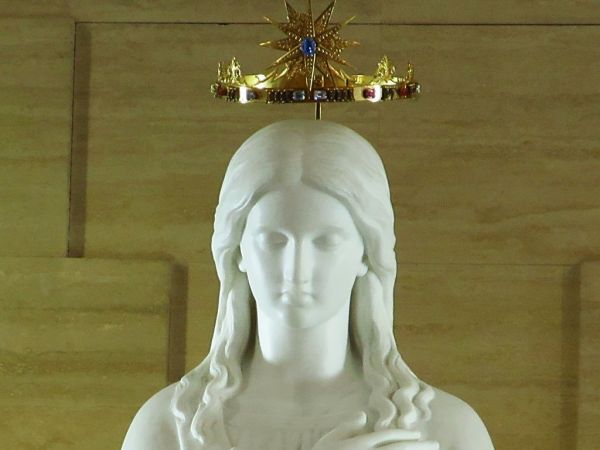 Cudowna figura Pani Jazłowieckiej w Sanktuarium w Szymanowie