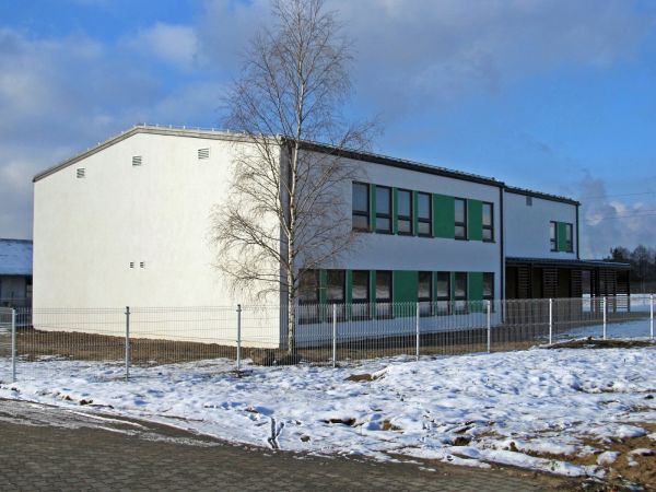 Nowy obiekt Zespołu Szkół Ponadgimnazjalnych w Czarnej Wodzie, wybudowany przez firmę STEICO (produkcja płyt pilśniowych), w miejsce innego obiektu zajętego prz