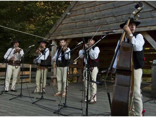 Nazwa Posiady Wołoskie wiąże się z plemionami Wołosów. Pochodzili oni z Bałkanów, nie mieli stałych osad, prowadzili wędrowniczy tryb życia, cała rodzina przeno