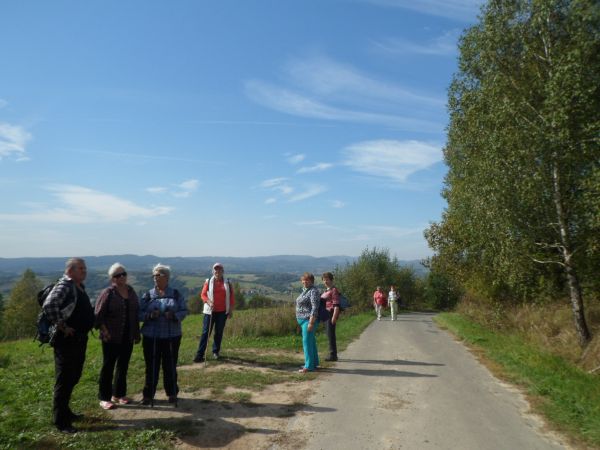 na odkrytej wierzchowinie zbocza Góry św. Michała - wędrujemy na tzw. Michałek - do kaplicy, tam wczoraj odpust był, hen w dolinie rzeki Stobnicy.