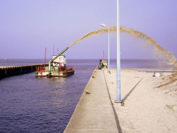 W porcie pracuje pogłębiarka.