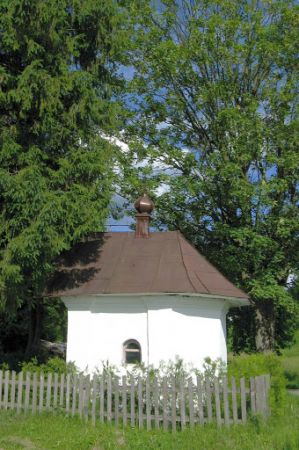 kapliczka przydrożna, zabytkowa, na rozstajach dróg - niegdyś i do 1948r. była Dobra Szlachecka i Dobra Rustykalna. Król Władysław Jagiełło w 1402r. nadał pole