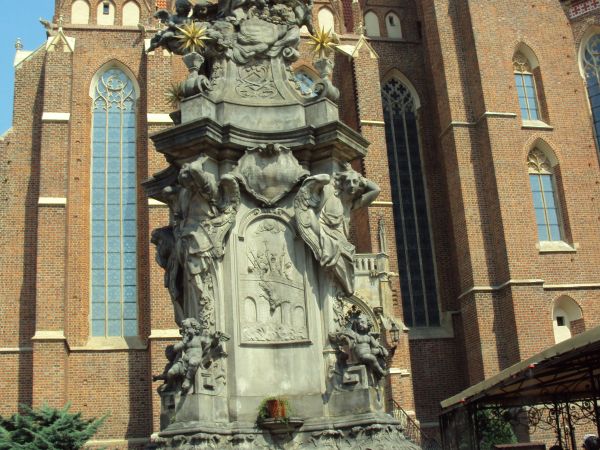 przed barokowym pomnikiem św. Jana Nepomucena, na plakiecie w postumencie scena zrzucenia z mostu Karola - wcześniej : Judyty, w Pradze w odmęty Wełtawy, dalej