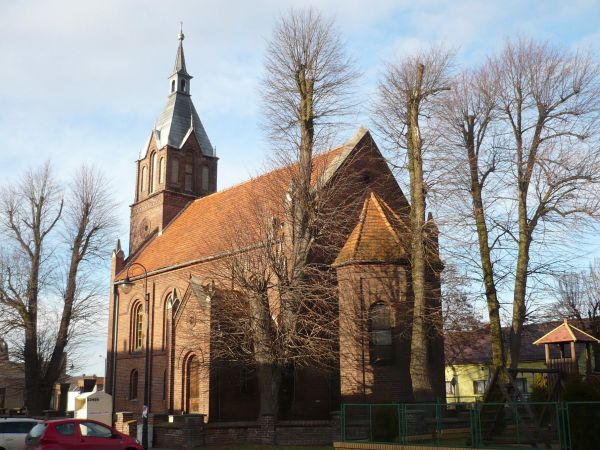 Po lewej strony ul. Wrocławskiej pseudoromański kościół poewangelicki p.w Św. Jana Chrzciciela.