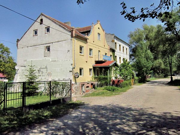 Budynek dawnego młyna w Pilcu,obecnie w budynku mieści się hotel 2012-05-20