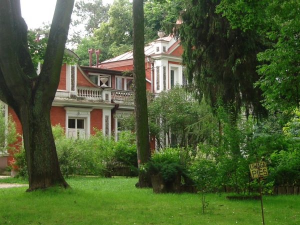 Willa ANIELA (1925). Obecnie budynek zajmuje Krajowy Osrodek Apostolstwa Ruchu Trzezwosci.