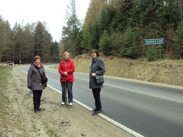 może gdyby takich tablic więcej ? - no bo : tam na zakręcie po lewej na drzewie zawieszona kapliczka szafkowa no i tam popatrzeć na pobocze, my nie wiemy - my n