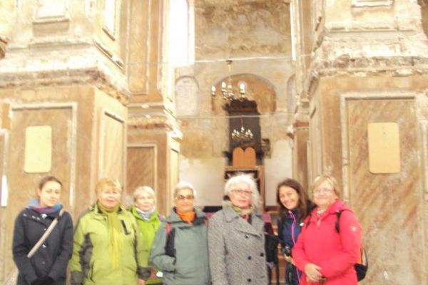 wewnątrz synagogi w sali modlitewnej dla mężczyzn pomiędzy filarami - tam  ongiś umiejscowiona była bima - po naszemu - mównica, główne i centralne a zatem najb