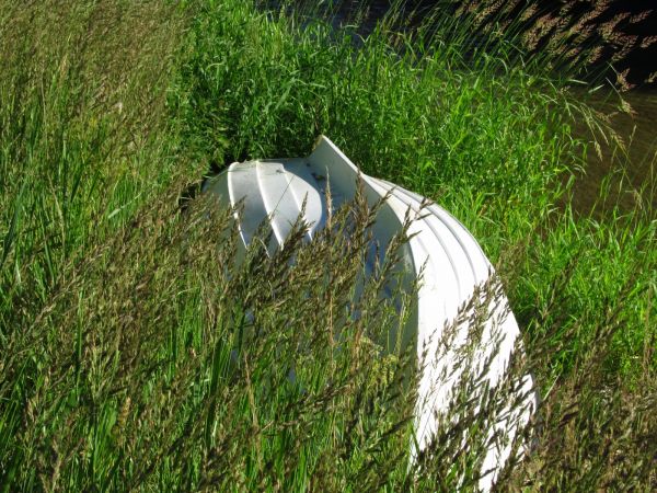 Odpoczywająca łódka przed pracą rybaka przy kanale Wdy w Borsku