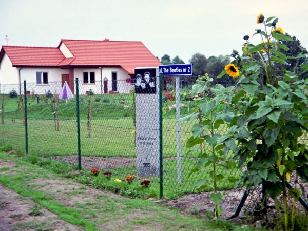 Smogorzewiec ul. The Beatles
23.08.2009r. otwarto pierwszą w Polsce ulicę zespołu 
The Beatles.
Pomysłodawca Kazimierz Musiałowski