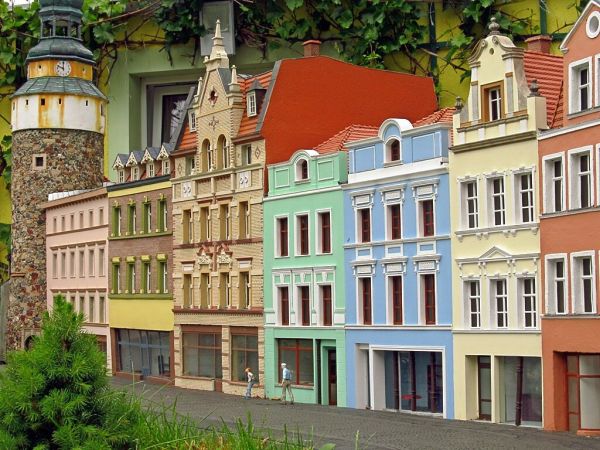 KOWARY - Park Miniatur Zabytków Dolnego Śląska - Starówka Jeleniej Góry. Uliczka Marii Konopnickiej oraz brama Wojanowska są wizytówką miasta Jelenia Góra.