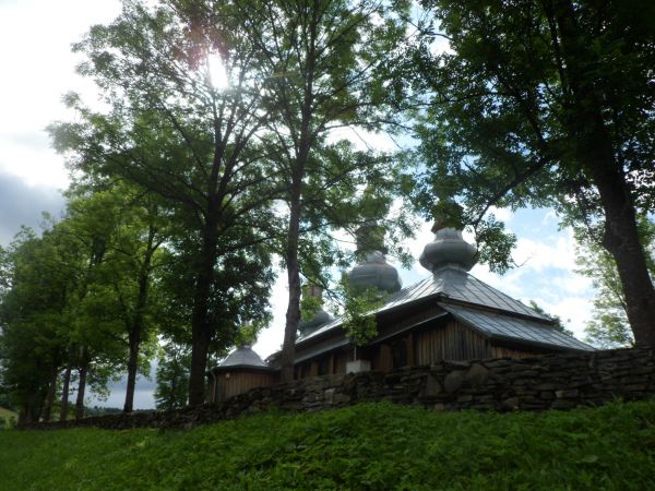 cerkiew - położona na wyniosłym wzgórzu, drewniana, konstrukcji zrębowej, oszalowana, otoczona murem z kamienia łamanego - wpisana na Listę UNESCO.