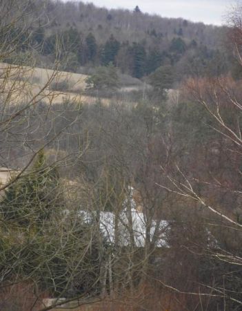 ze wzgórza, gdzie cmentarze - greko-katolików i rzymsko-katolików - widok na cerkiew a dalej w dolinie rzeka Strwiąż płynie i w Krościenku - po prawej od granic