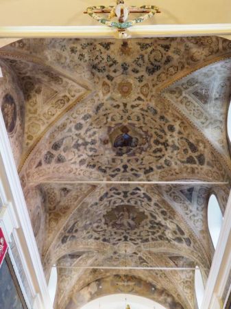 polichromia na sklepieniach kościelnej kaplicy klasztornej.