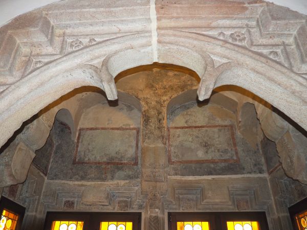 kunsztownie zdobiony kamienny portal - dzielący Sień Myśliwską z Salą Rycerską.