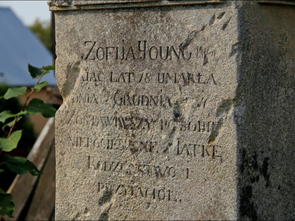 Cerkiew Pokrow Przeświętej Bogarodzicy w Miękiszu Starym. Zbudowana w latach 1803−1811. Wokół cerkwi groby rodziny Younga.