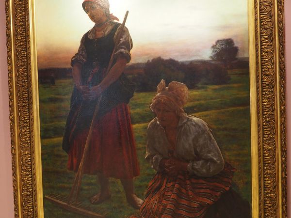 prezentowane w Dworku Krasińskich - cenne, piękne. Reprezentacyjny dwór to nowy budynek - powstał w latach 2006-2008. Stary, drewniany dwór rozebrano prawdopodo