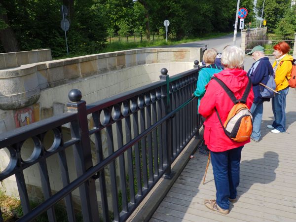 na obiekcie : pomnik historii - most kamienny z 1782r., tu na kładce a po lewej na balustradzie widoczny herb Ossolińskich - Topór, więcej w opisach, unikatowy