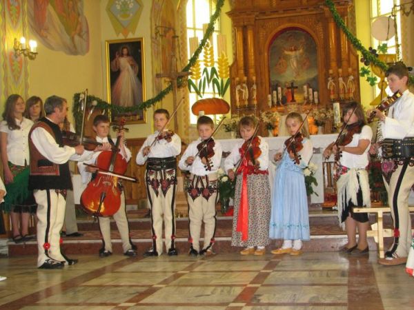 Podsumowanie gminnego konkursu wiedzy i konkursu plastycznego  o Ojcu św. Janie Pawle II w Kościele Parafialnym w Maruszynie - kapela góralska z Maruszyny Dolne