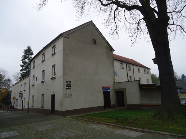 Budynki po Grodziskiej Spółdzielni Pracy pow. 1950 (wcześniej było to fabryka mat słomianych Antoniego Thuma) - widok z ul. Kościelnej