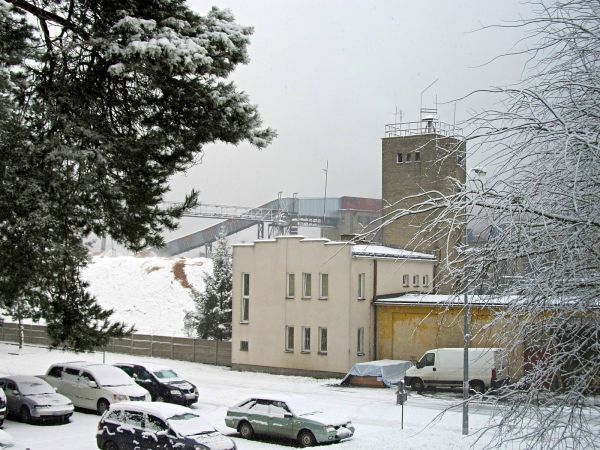 Zimowa sceneria terenu przy ulicy Mickiewicza, nad rzeką Wdą, oraz przy budynku Urzędu Miejskiego.