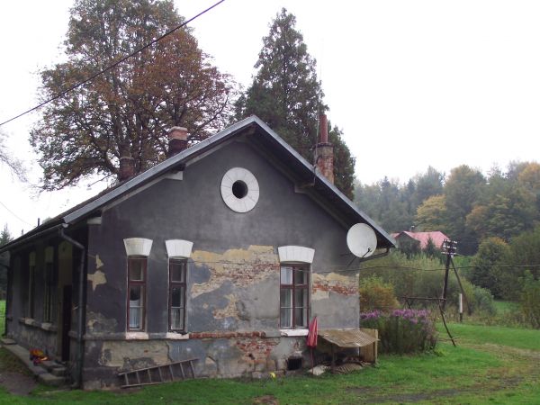 budynek dworca PKP, wzniesiony na przeł. XIX / XX wieku, w przysiółku Uherce Tunel  - tam też były mieszkania służbowe a może i kasa oraz poczekalnia ? Dzisiaj